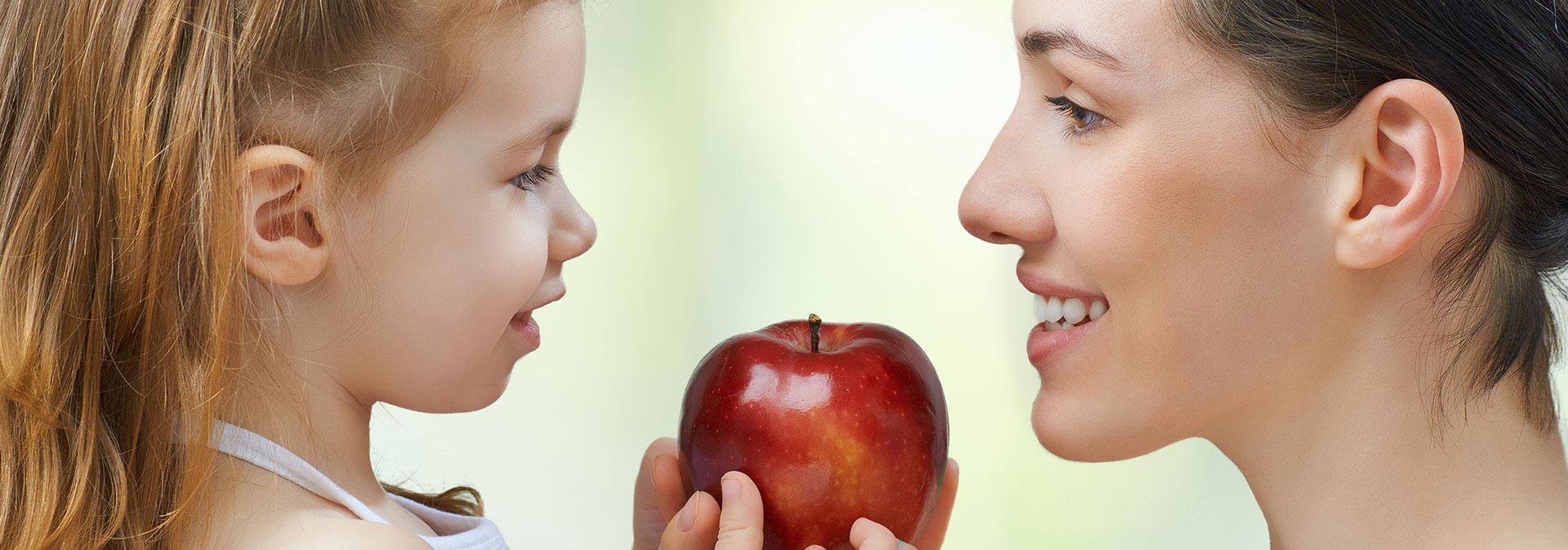 Mère + Enfant avec pomme